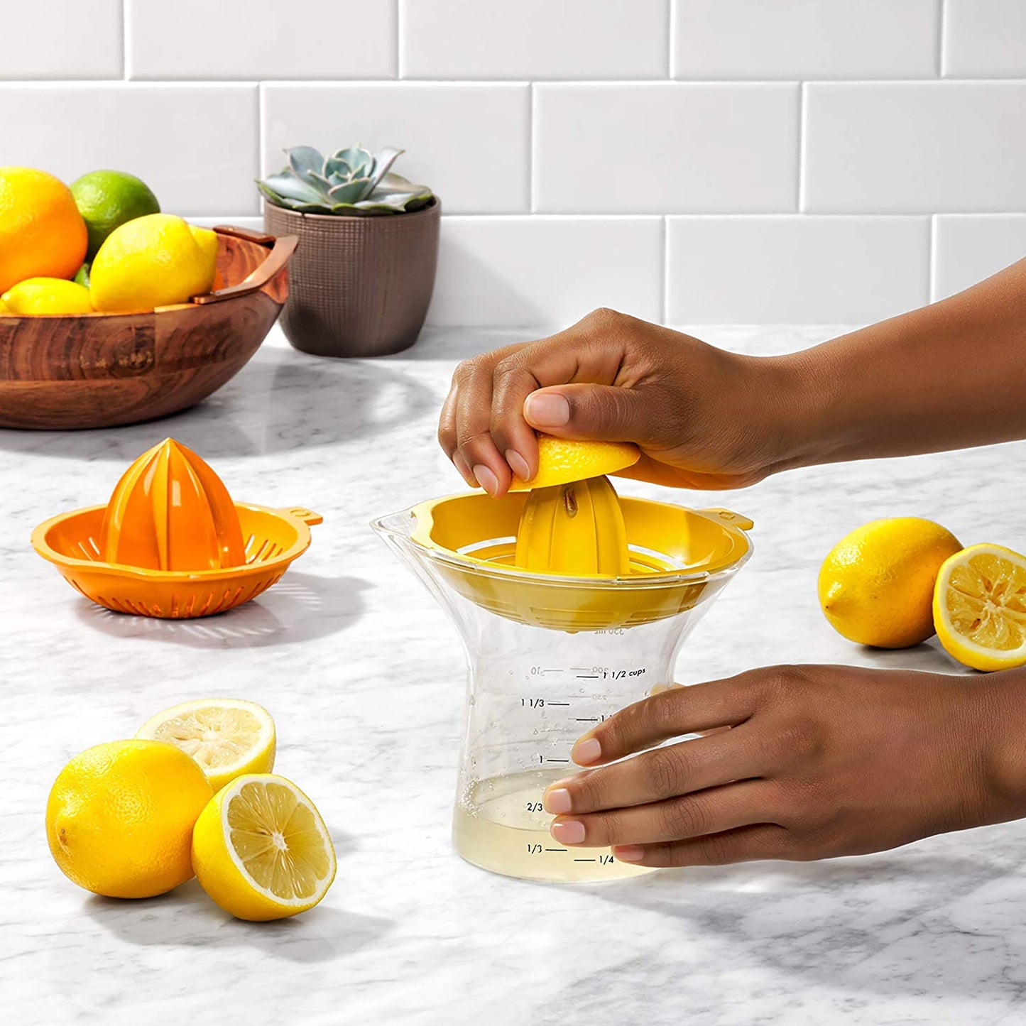 2-in-1 Citrus Juicer Lemon and Orange Squeezer 350 ml - Orange
