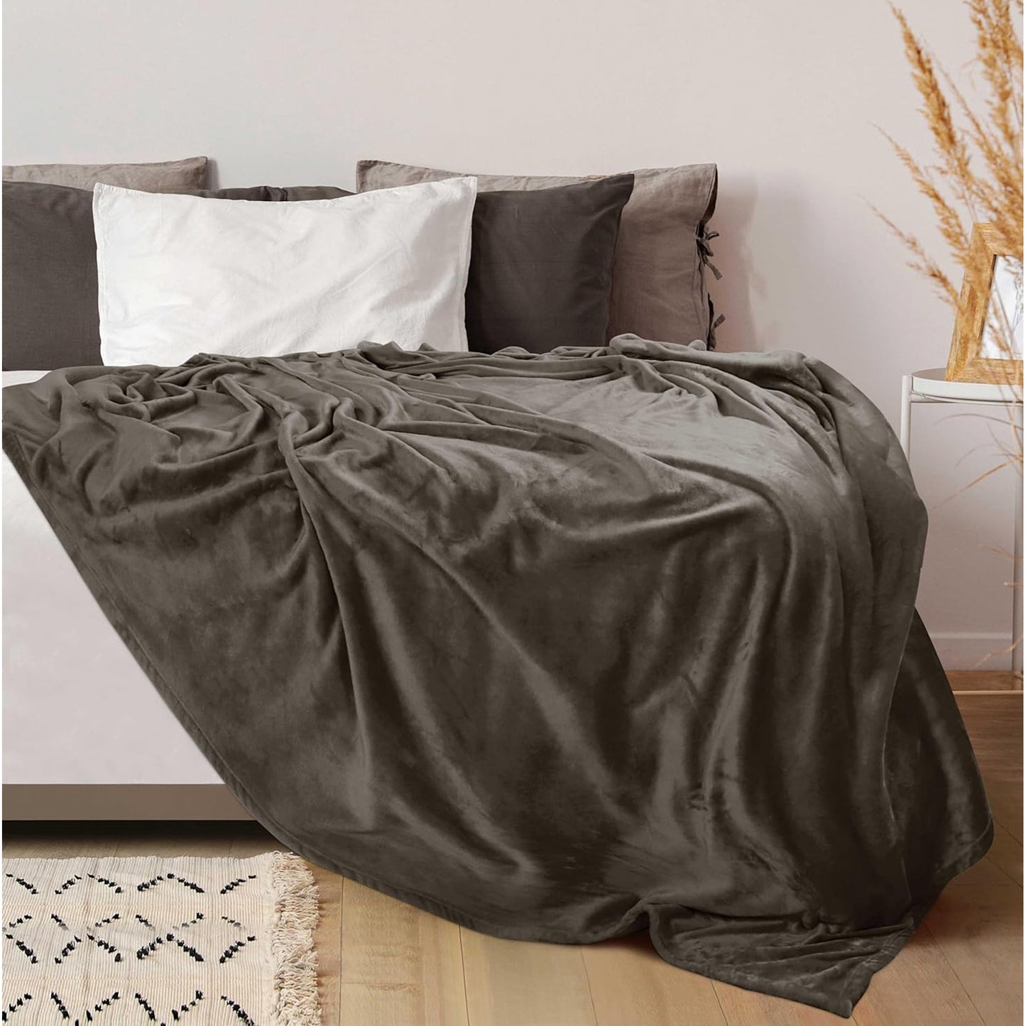 300GSM Microfibre Luxury Anti-Static Fuzzy Soft Fleece Blanket - Brown