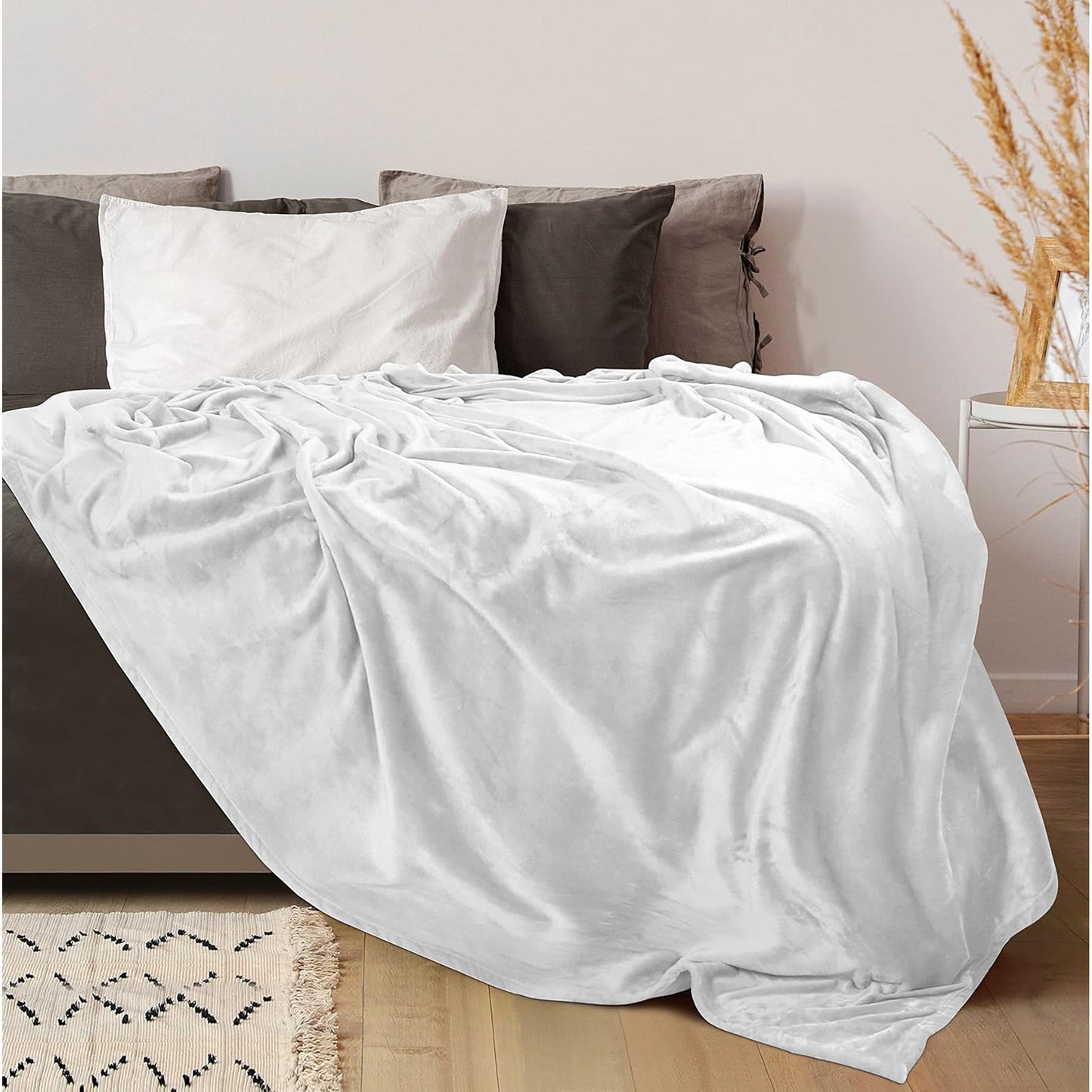 300GSM Microfibre Anti-Static Fuzzy Soft Fleece Blanket - White