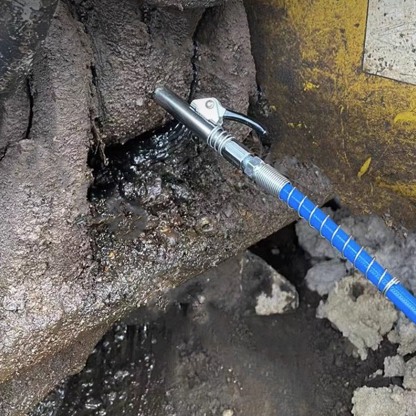 Heavy-Duty Grease Gun Coupler with Quick Release for Easy Lubrication